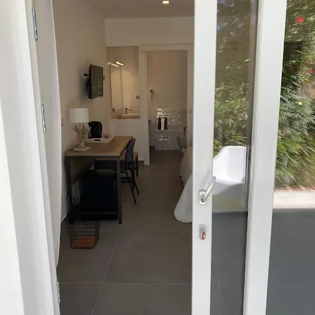 Direttamente Sul Mare Da Antonino Bed and Breakfast 4*