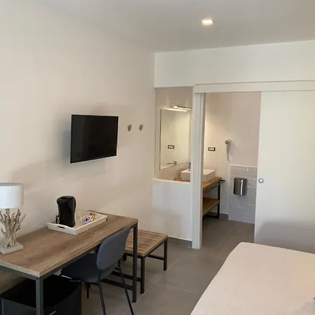 Direttamente Sul Mare Da Antonino Bed and Breakfast